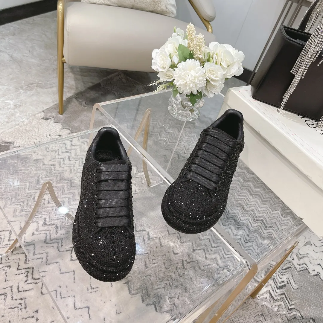 👟👟Ex-factory price 560👟👟 Men's size +10 2025SS McQueen crystal inlaid large and small diamond casual shoes counter original 1:1 production Fabric: imported silk velvet + imported Czech diamonds Lining: sheepskin lining Code number: 35-41 Male 39/44